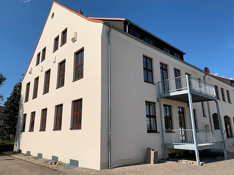 Das bild zeigt ein historisches großes komplettsaniertes Schulgebäude.