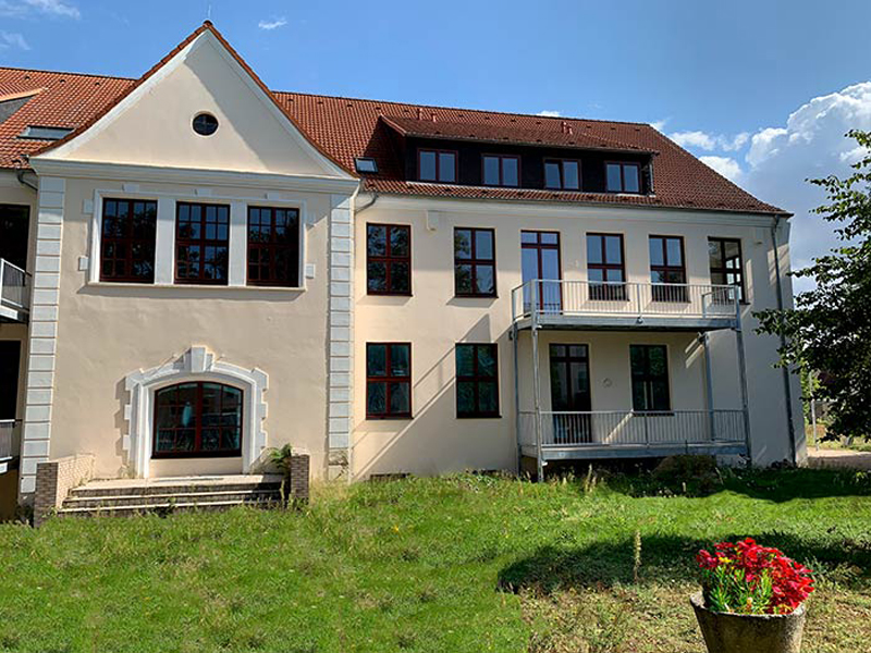 Das bild zeigt ein historisches großes komplettsaniertes Schulgebäude.